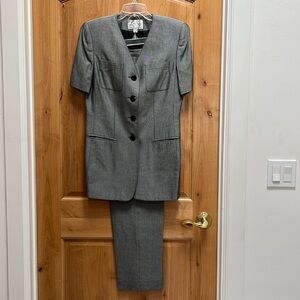 Le Suit gray short sleeve two-piece pantsuit.